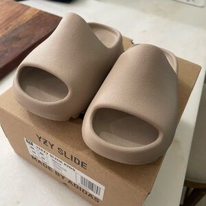 Yeezy toddler slides color bone